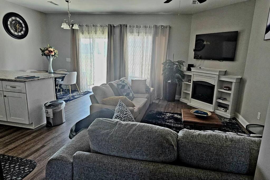 Gorgeous 3 Bedroom Home With Cable Tv In All Rooms & Free Wi-Fi คองคอร์ด ภายนอก รูปภาพ