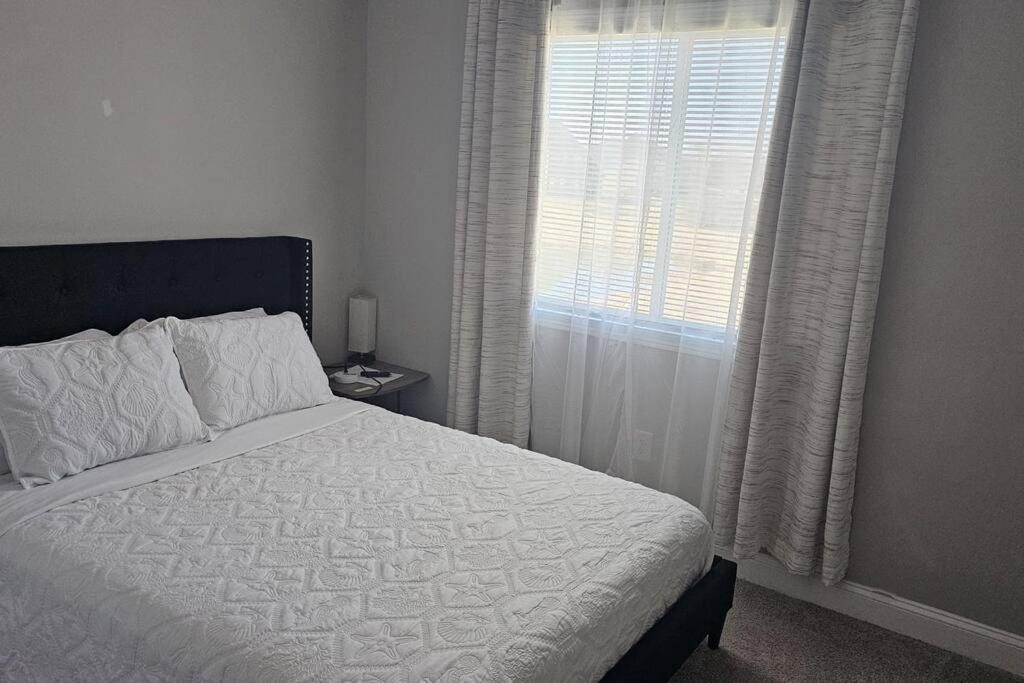 Gorgeous 3 Bedroom Home With Cable Tv In All Rooms & Free Wi-Fi คองคอร์ด ภายนอก รูปภาพ